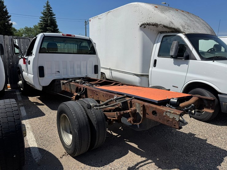 2005-chevrolet-3500hd-image-1