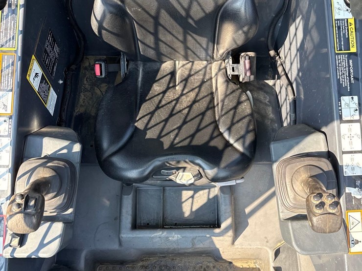 2013-deere-318e-image-35