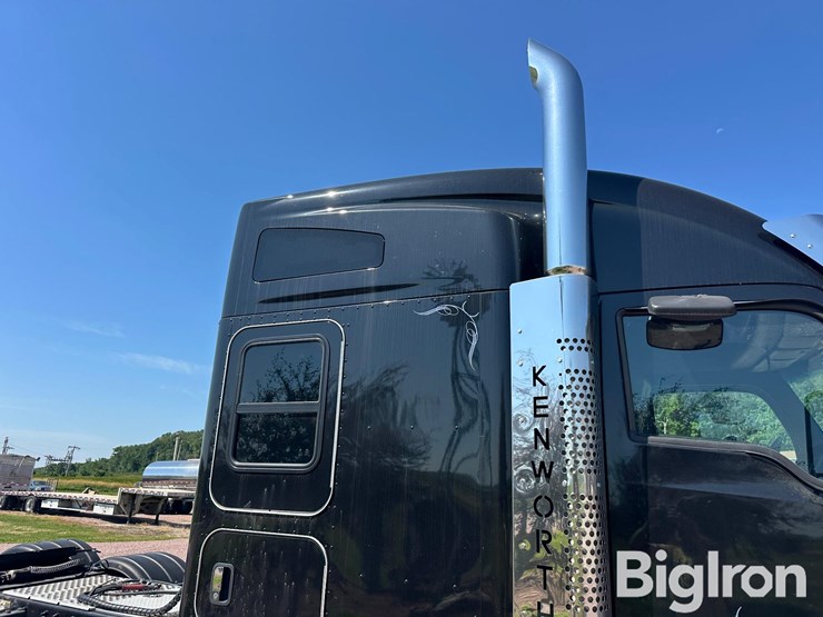2021-kenworth-w990-image-12