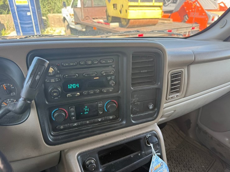 2005-chevrolet-tahoe-image-29