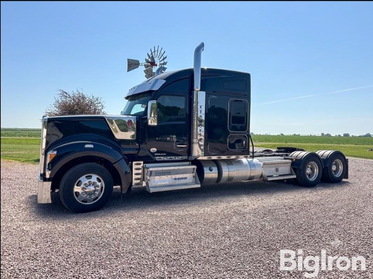 2021-kenworth-w990-image-1