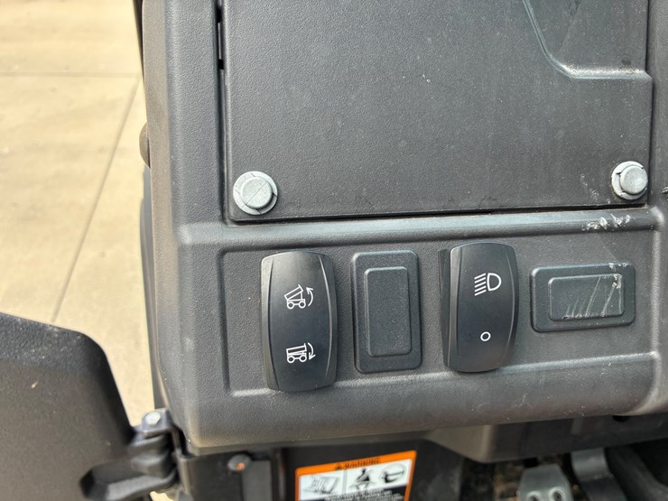 2023-john-deere-gator-image-10