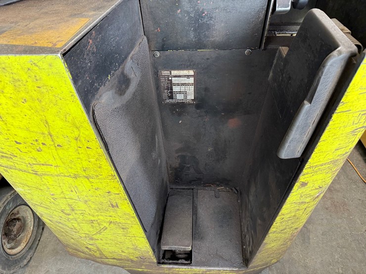 #1828-•-clark-np300-30b-forklift-image-17