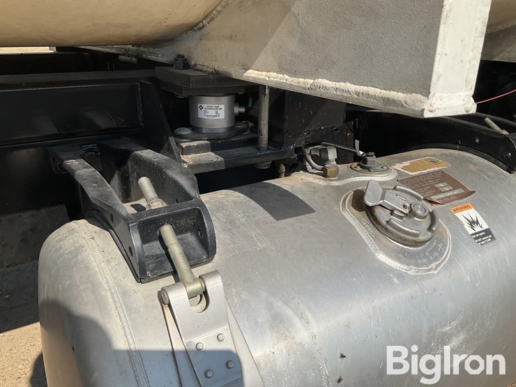 2008-peterbilt-335-image-16