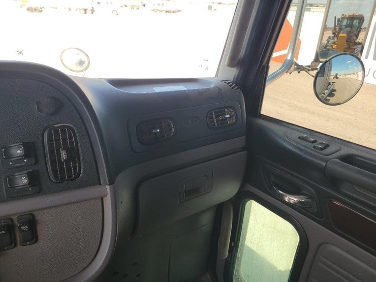 2013-peterbilt-365-image-35
