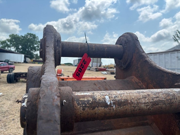 #2285-•-cf-approx.-28"-tooth-ditching-bucket-image-10