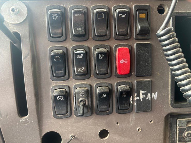 2004-mack-granite-cv713-image-37