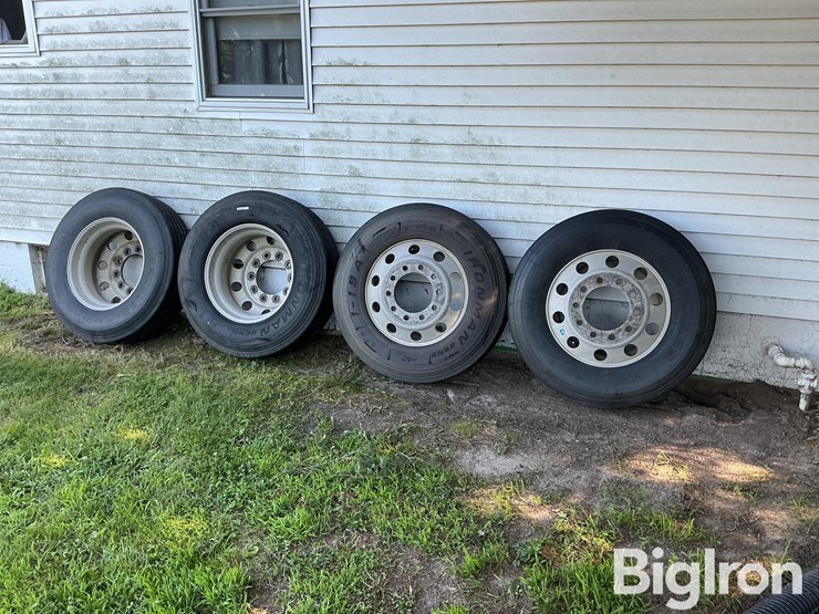295/75r22.5-truck-tires-image-1