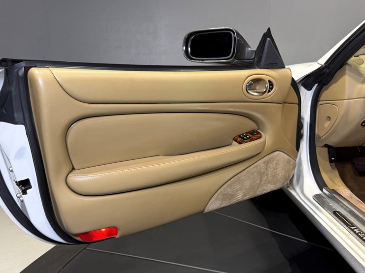 #1516-•-1997-jaguar-xk8-convertible-image-62