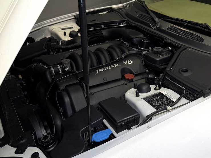 #1516-•-1997-jaguar-xk8-convertible-image-69