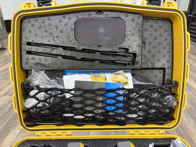 #4532-•-topcon-hiper-vr-base-&-rover-kit-image-1