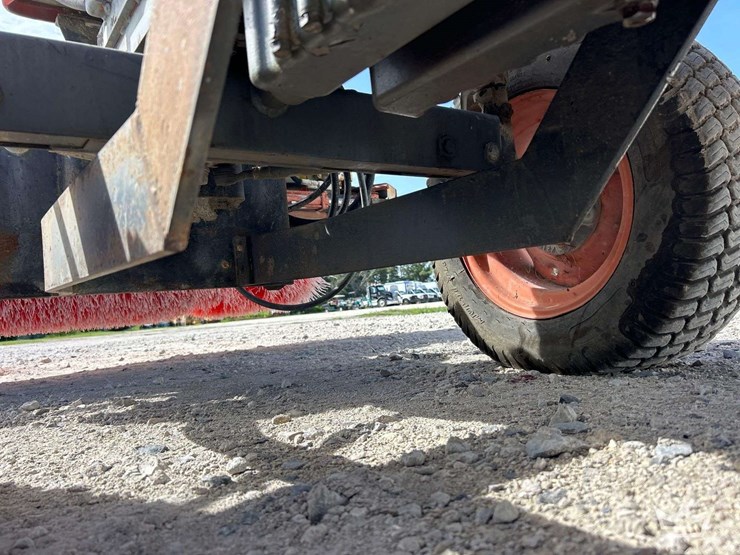 2002-kubota-l4300e-48hp-utility-tractor-w/-sweeper-and-box-blade-ripper-image-29