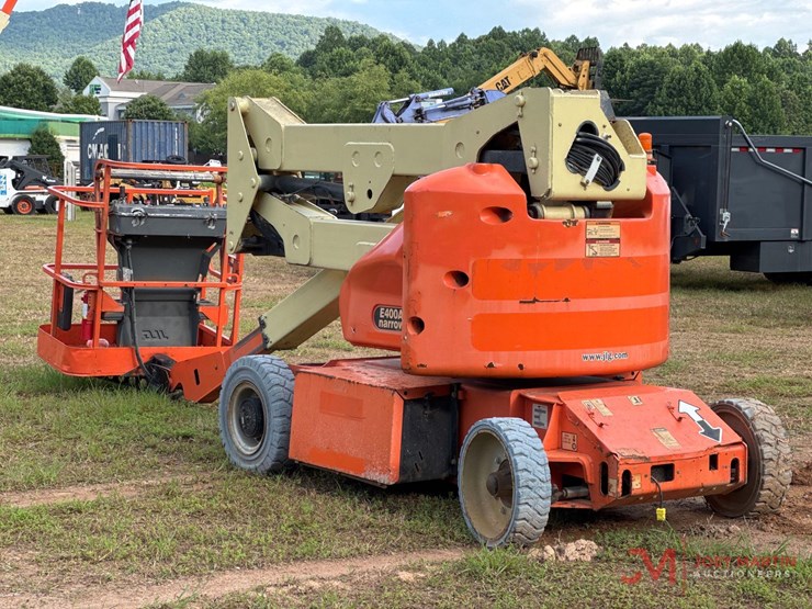 2017-jlg-e400a-image-1