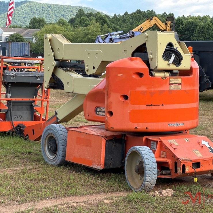 2017 JLG E400A