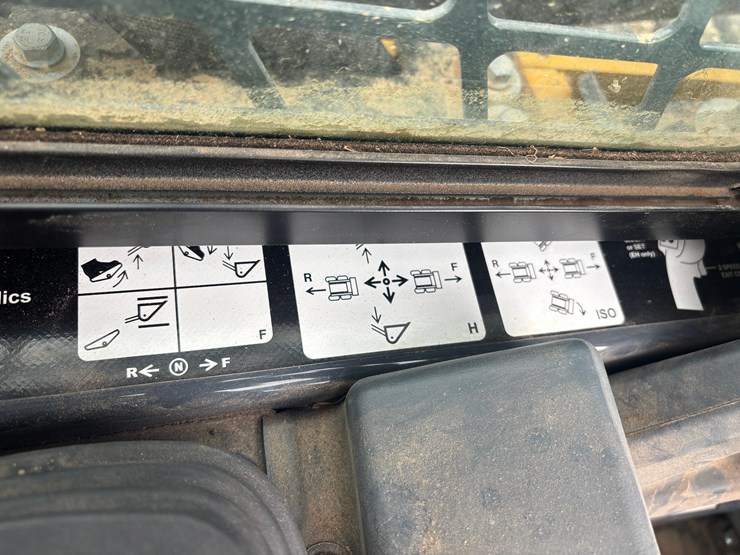 2020-deere-324g-image-16