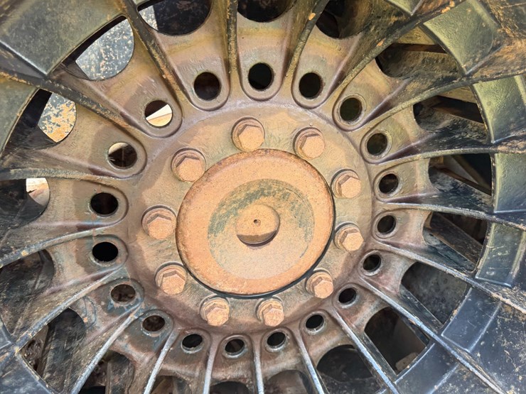 2014-case-ih-470-image-24
