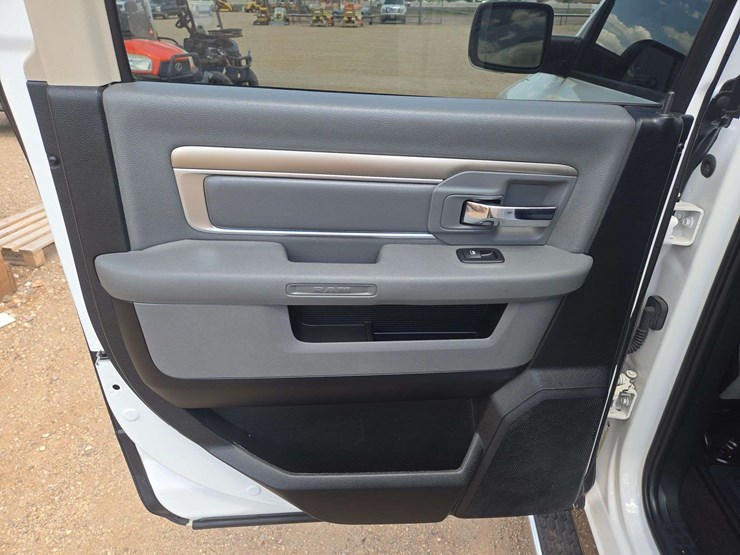 2017-ram-1500-slt-image-10