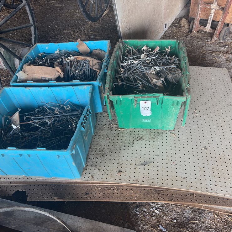 Pallet of pegboard & pegs