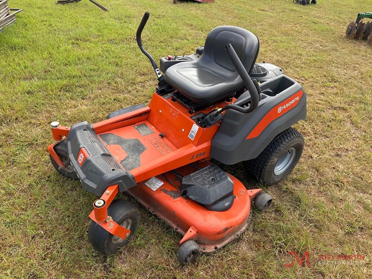 husqvarna-z254-zero-turn-mower-image-4