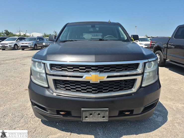 2015-chevrolet-suburban-image-2