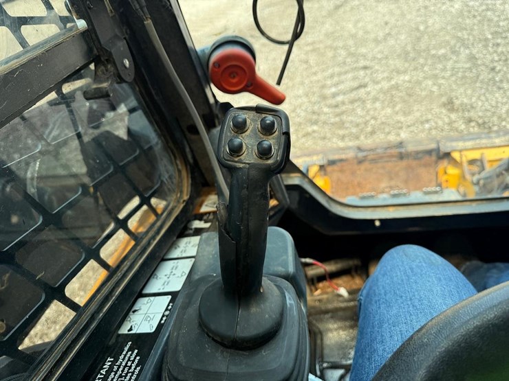 2023-deere-331g-image-23