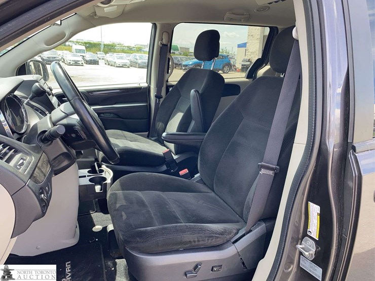 2017-dodge-grand-caravan-sxt-image-9