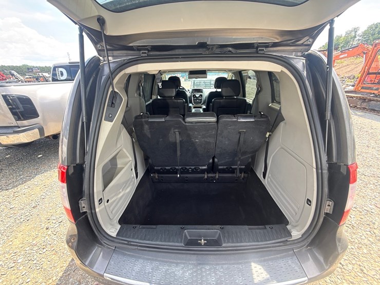2016-chrysler-town-&-country-image-29