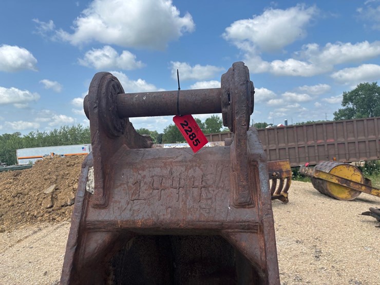 #2285-•-cf-approx.-28"-tooth-ditching-bucket-image-6