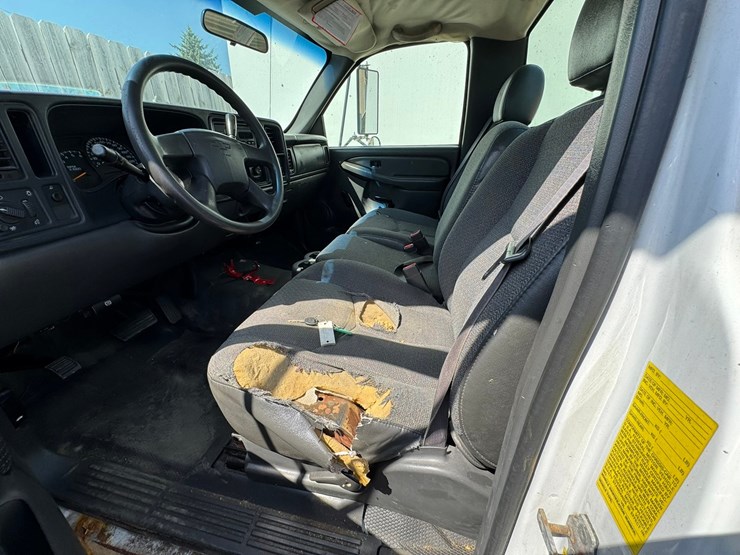 2005-chevrolet-3500hd-image-29