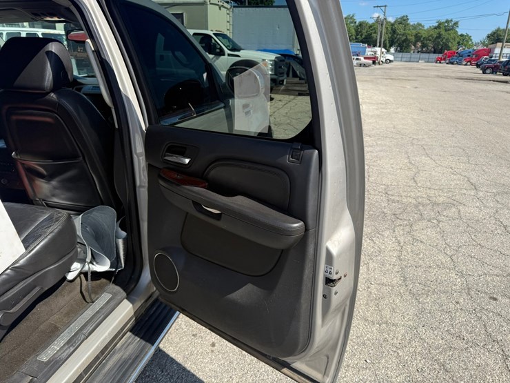 2008-cadillac-escalade-image-21