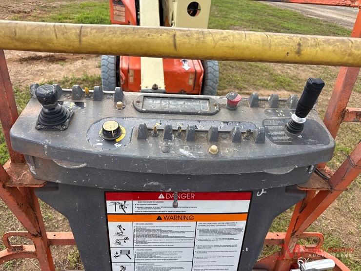 2017-jlg-e400a-image-8