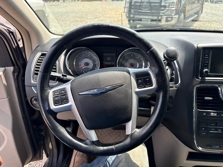 2016-chrysler-town-&-country-image-42