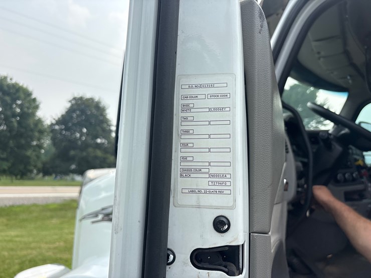 2019-peterbilt-567-image-10