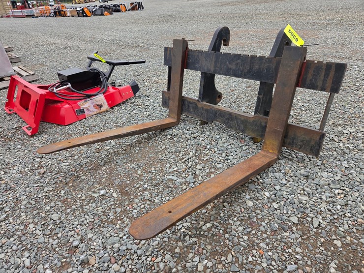 #6355-•-approx.-48"-loader-pallet-forks-image-1