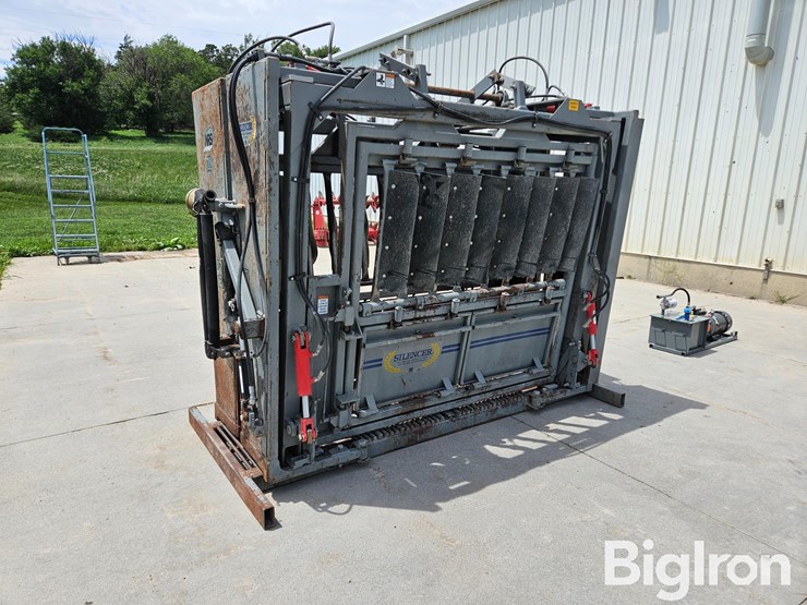 2021-moly-silencer-commercial-pro-wide-body-hydraulic-squeeze-chute-image-1