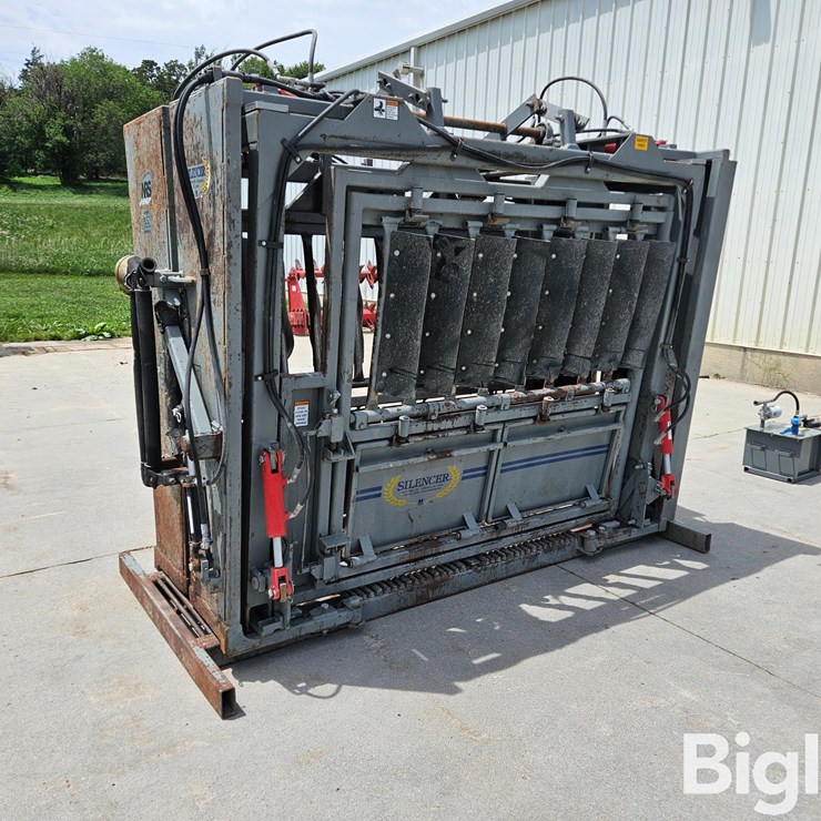 2021 Moly Silencer Commercial Pro Wide Body Hydraulic Squeeze Chute