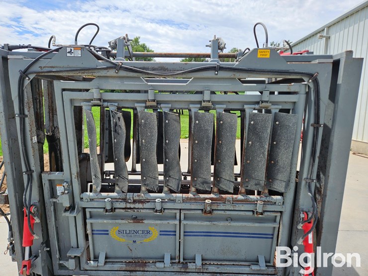 2021-moly-silencer-commercial-pro-wide-body-hydraulic-squeeze-chute-image-12