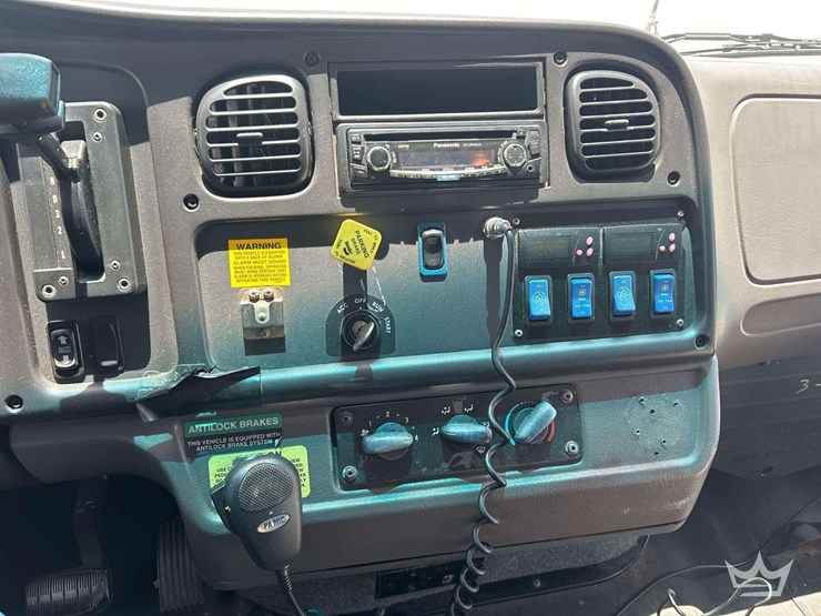 2016-freightliner-b2-image-29