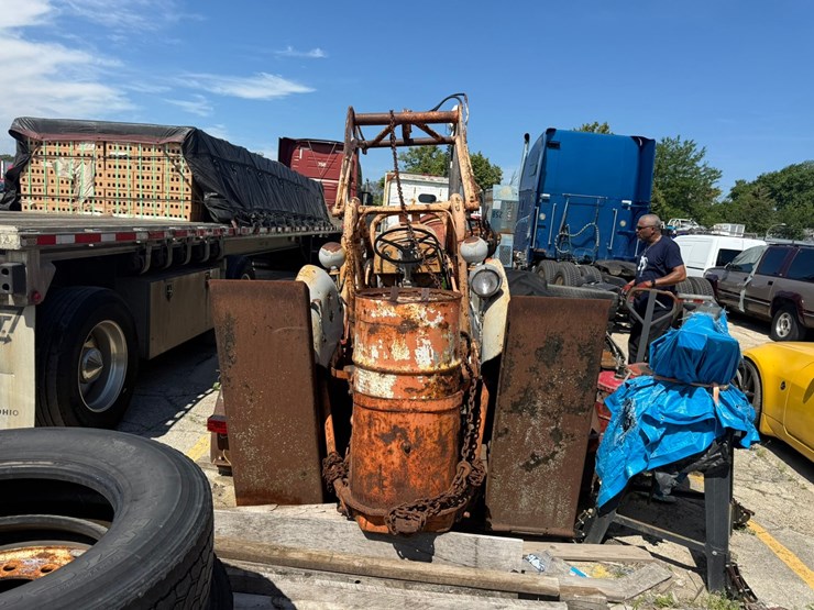 #2097-•-1953-ferguson-tractor-w/-trailer-image-4
