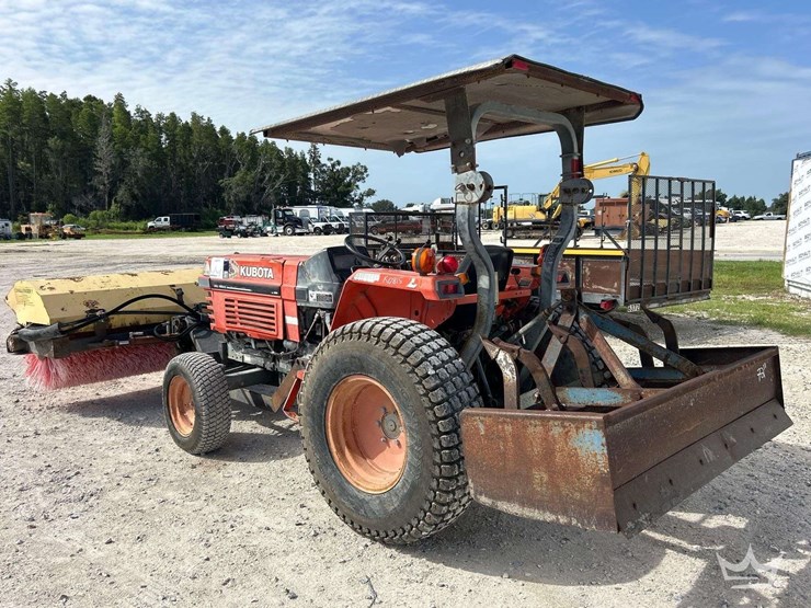 2002-kubota-l4300e-48hp-utility-tractor-w/-sweeper-and-box-blade-ripper-image-4