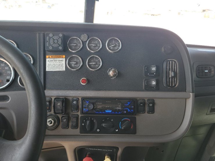 2013-peterbilt-365-image-36