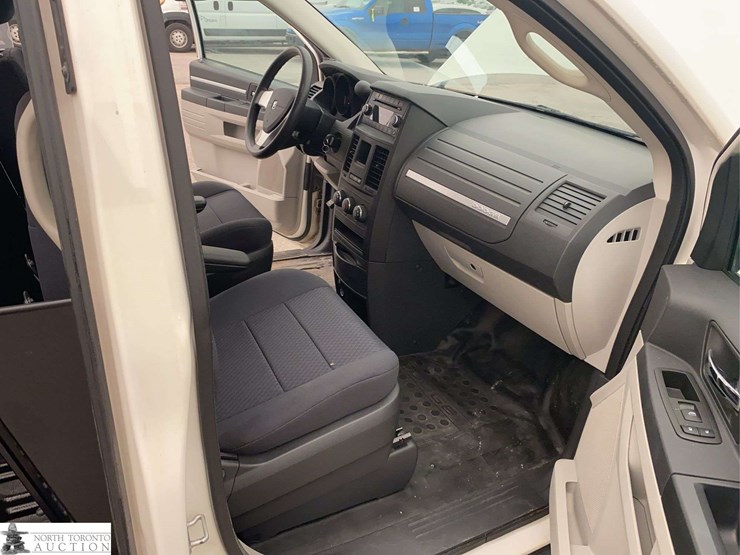 2010-dodge-grand-caravan-image-20