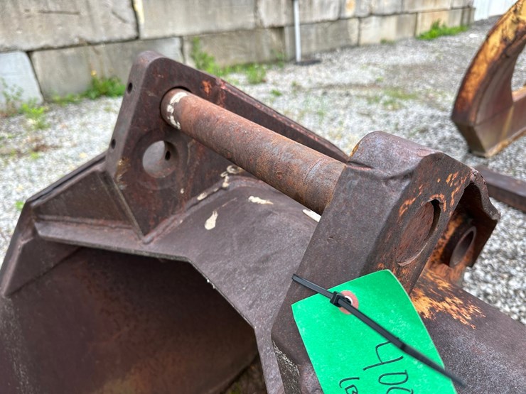 #4006-•-approx-34"-excavator-bucket-image-6