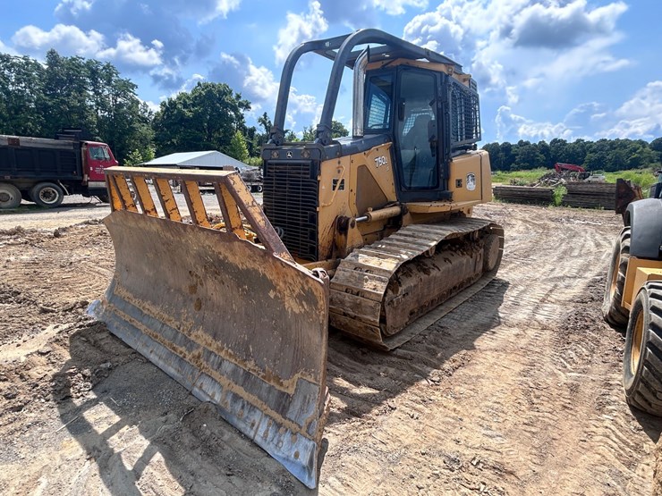 2009-deere-750j-lt-image-1
