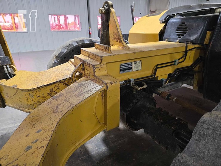 2013-caterpillar-tl1055c-image-25