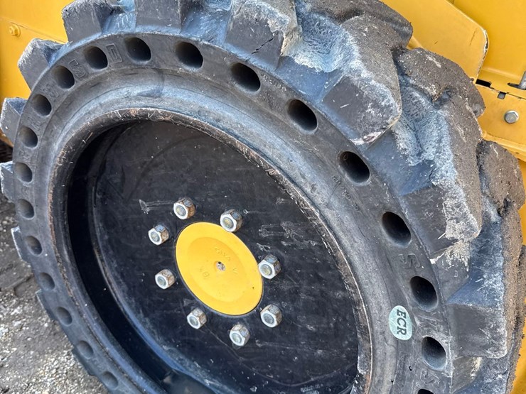 2013-deere-318e-image-21