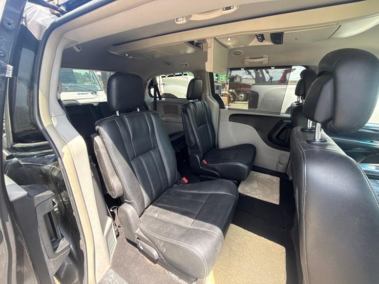 2016-chrysler-town-&-country-image-28