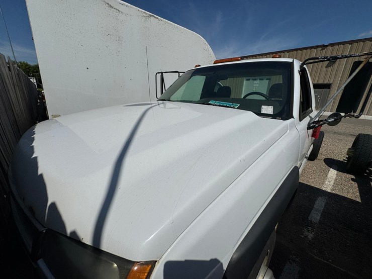 2005-chevrolet-3500hd-image-24