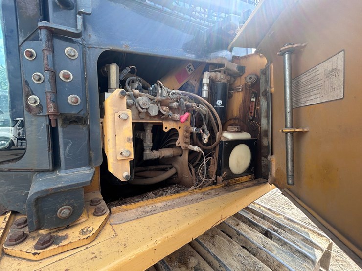 2009-deere-750j-lt-image-30