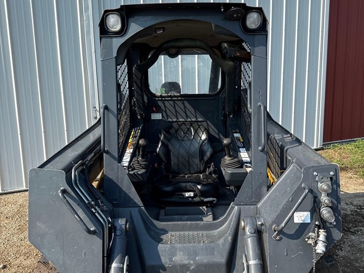 2013-deere-318e-image-28